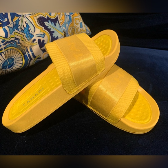 Tahari Slip On Sandle - Picture 4 of 7